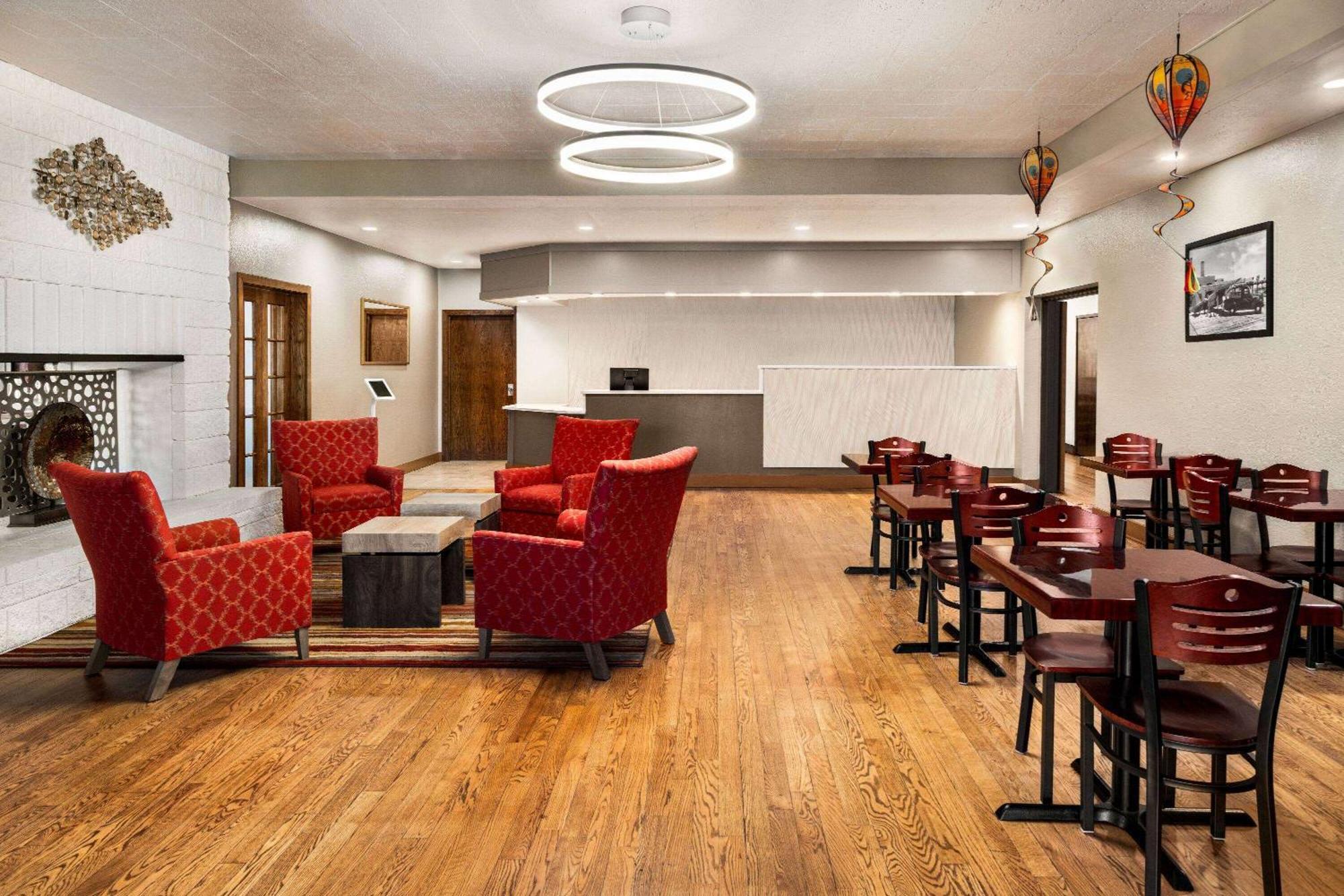 Ramada By Wyndham Albuquerque Airport Hotel Exterior foto