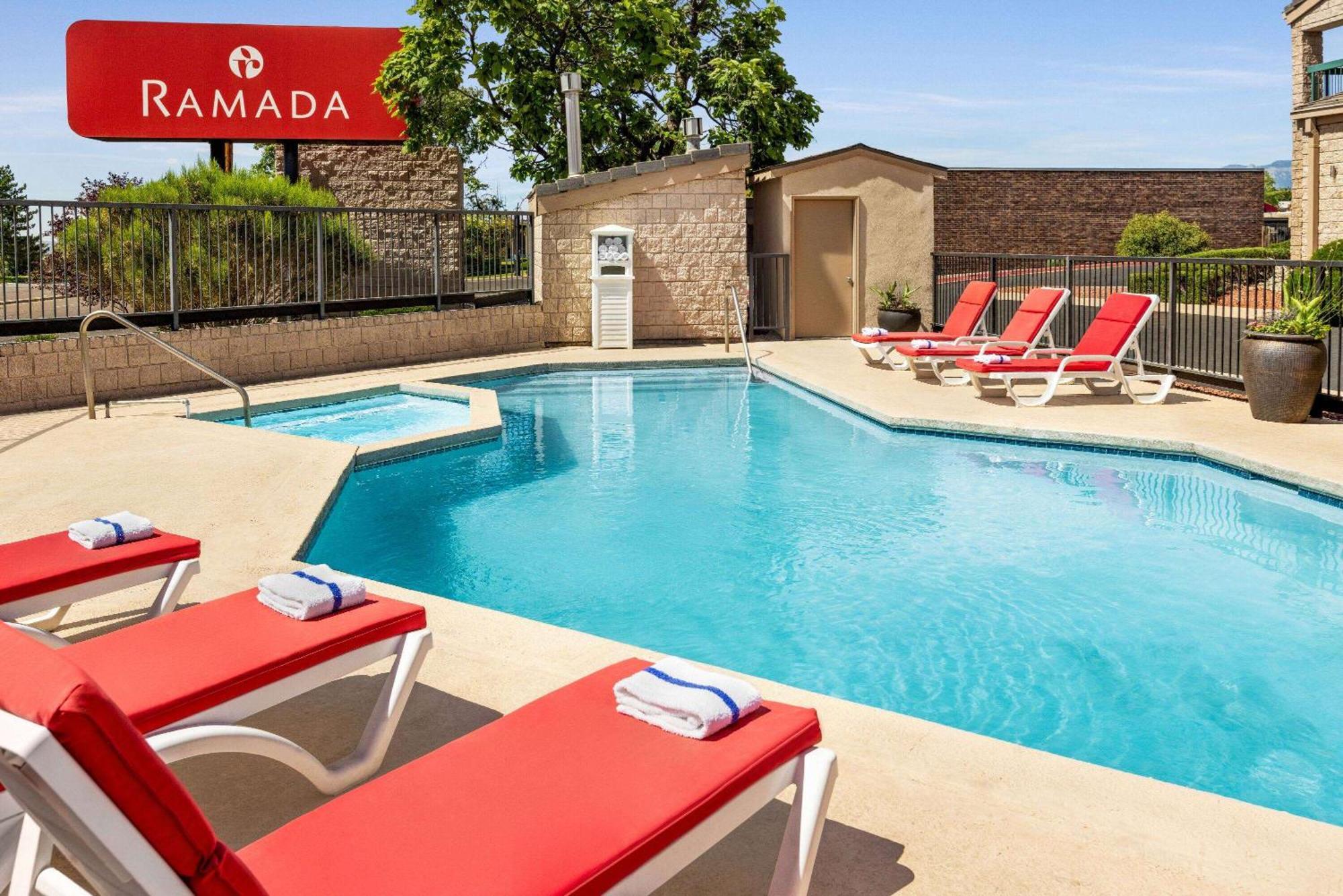 Ramada By Wyndham Albuquerque Airport Hotel Exterior foto